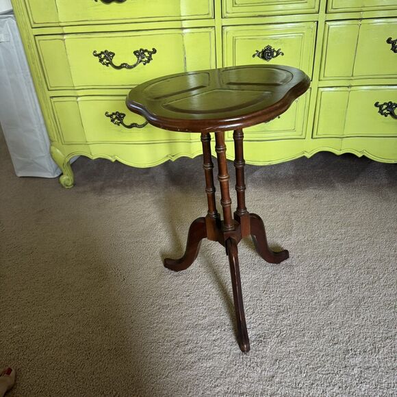Vintage Mid-Century Solid Mahogany Tooled Leather Top Cloverleaf Side Table - Picture 2 of 9